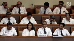 Menteri Keuangan Sri Mulyani (dua kiri) saat Rapat Paripurna DPR di Jakarta, Rabu (31/10). Meski disertai sejumlah catatan, DPR menyetujui RUU APBN 2019 beserta Nota Keuangannya menjadi UU. (Liputan6.com/JohanTallo)