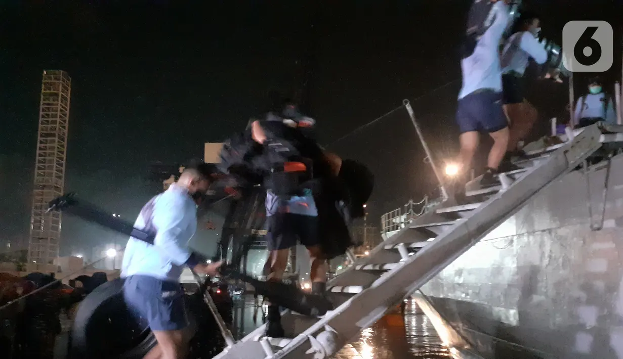 Prajurit Kopaska TNI AL menaiki kapal saat melakukan persiapan evakuasi pesawat Sriwijaya Air SJ 182 yang jatuh di perairan Kepulauan Seribu di Dermaga JICT 2, Jakarta, Sabtu (9/1/2021). Sriwijaya Air SJ 182 jatuh saat penerbangan dari Jakarta menuju Pontianak. (Liputan6.com/Helmi Fithriansyah)