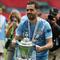 Bernardo Silva dari Manchester City memegang trofi juara setelah pertandingan final Piala FA Inggris antara Chelsea dan Manchester City di London, Sabtu, 16 Mei 2026. (AP Photo/Richard Pelham)