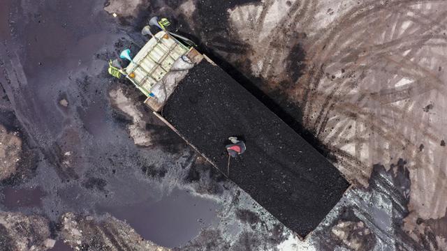 FOTO: Aktivitas Bongkar Muat Batu Bara Setelah Indonesia Longgarkan Larangan Ekspor