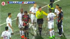 Jonathan McDonald striker timnas Kosta Rika yang bermain untuk klub Alajuelense nekat melempar lawan dengan sepatu sepak bola miliknya usai dirinya ditekel keras oleh pemain Deportivo Saprissa.