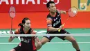 Ganda campuran Indonesia, Hafiz Faizal/Gloria Emanuelle Widjaja mengembalikan kok ke arah Zheng Si Wei/Huang Ya Qiong (China) saat laga babak pertama Indonesia Master 2020 di Istora GBK, Jakarta, Selasa (14/1/2020). Hafiz/Gloria kalah dua set langsung 14-21, 13-21. (Liputan6.com/Helmi Fithriansyah)