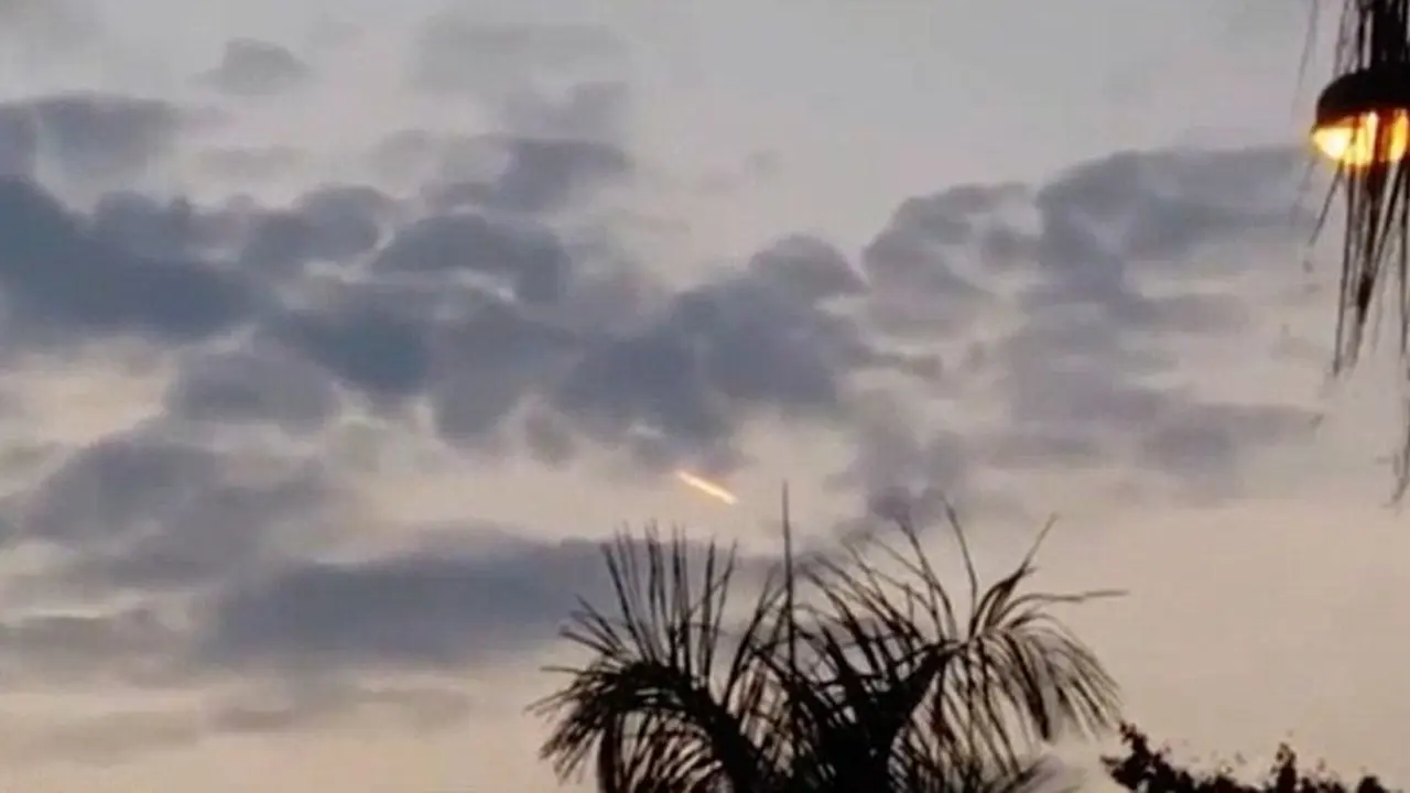 Penampakan UFO Oranye di Langit Darwin