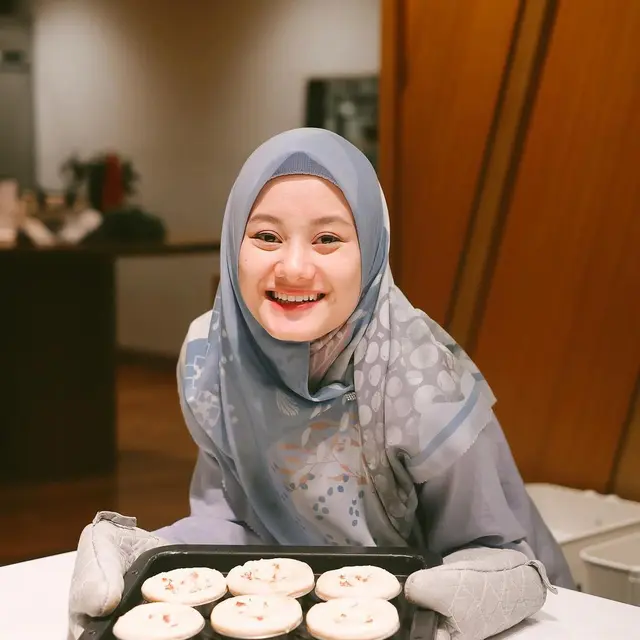 Selalu Pakai Pashmina, Ini 6 Potret Dinda Hauw dalam Balutan Jilbab Segi Empat