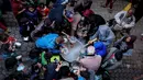 Walid al-Hattab Palestina membagikan sup kepada orang-orang yang membutuhkan selama bulan puasa Ramadhan di tengah pandemi COVID-19 di Kota Gaza (14/4/2021). (AFP/Mohammed Abed)