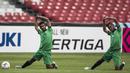 Para pemain Timor Leste melakukan pemanasan saat latihan di SUGBK, Jakarta, Senin (12/11). Latihan ini persiapan jelang laga Piala AFF 2018 melawan Timnas Indonesia. (Bola.com/Vitalis Yogi Trisna)