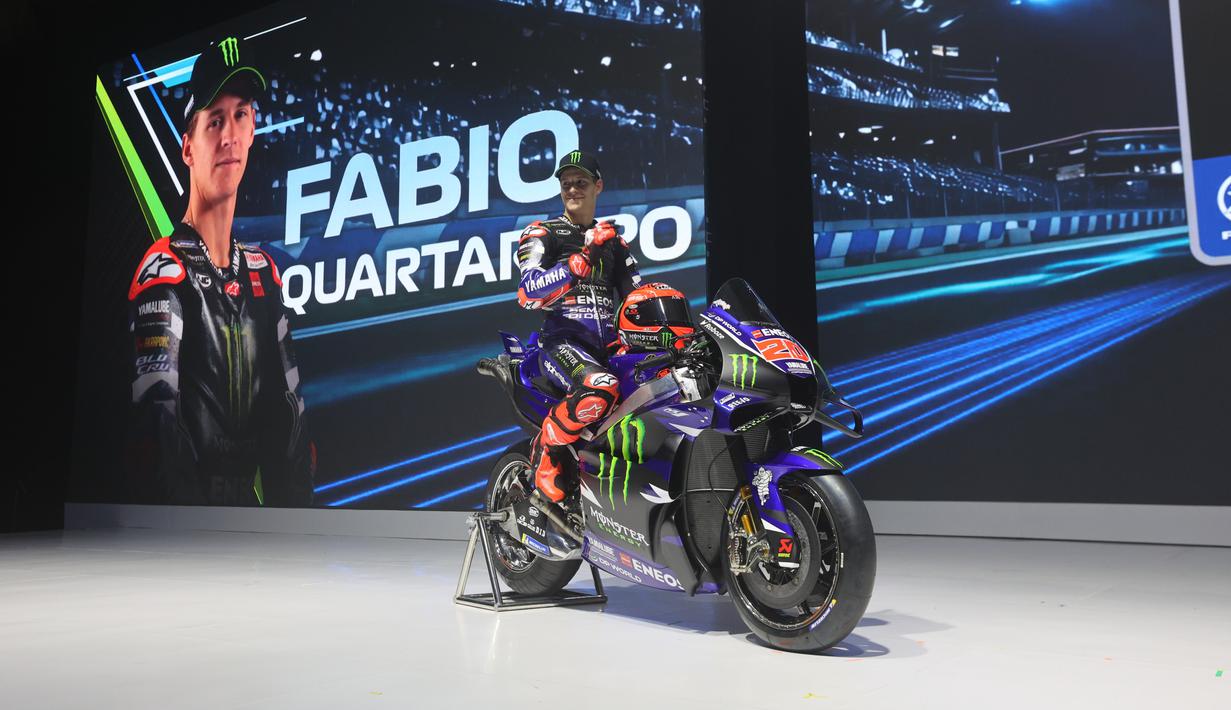 Sementara, dari sisi visual, livery YZR M1 2026 masih didominasi oleh warna biru khas Yamaha yang dipadukan dengan corak hitam dari sponsor utama, Monster Energy. Tampak dalam foto, pembalap Monster Energy Yamaha, Fabio Quartararo saat tampil pada perkenalan motor baru Yamaha untuk mengarungi MotoGP 2026 di Jakarta, Rabu (21/1/2026). (Bola.com/M Iqbal Ichsan)