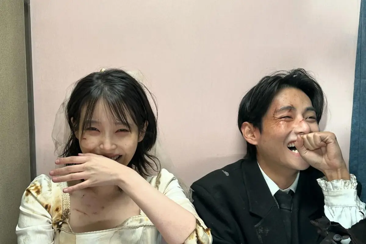 IU - V BTS [Foto: Instagram/dlwlrma]