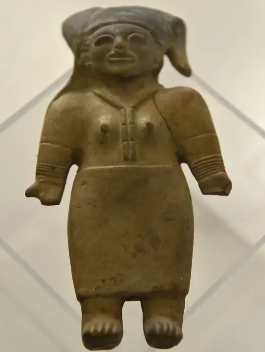 Sebuah patung yang ditemukan di Ekuador ditampilkan di Museum Nasional, Quito, Ekuador, Rabu (25/7). Artefak yang terdiri dari patung dan bejana dibeli oleh seorang kolektor pribadi dan dibawa secara ilegal ke Jerman. (Rodrigo BUENDIA/AFP)