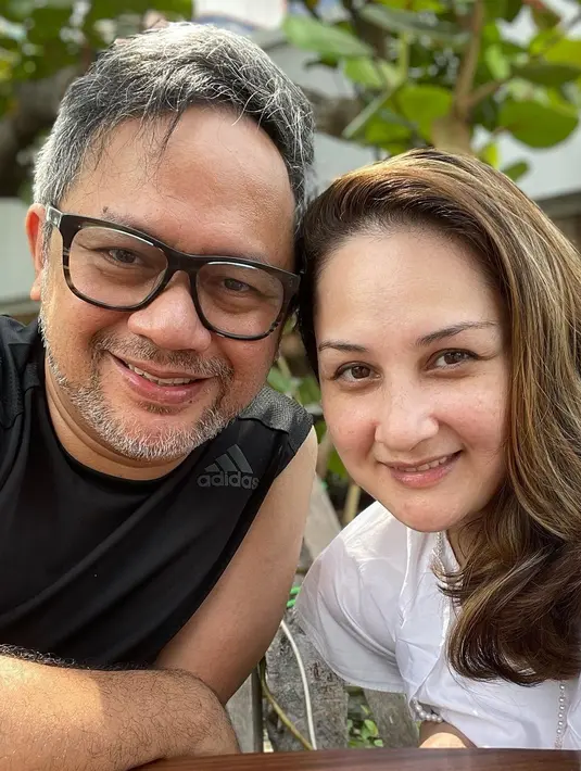 Berbeda dengan cara Indra Brasco menyampaikan rasa cintanya kepada sang istri, Mona Ratuliu. Ia mengunggah deretan foto dan menjadikannya sebuah video berdurasi pendek. Foto: Instagram.