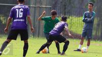 Pemain Timnas Indonesia U-22, Paulo Sitanggang (kedua kiri) berusaha mengecoh pemain Persita saat laga uji coba di Lapangan SPH Karawaci, Tangerang, Selasa (25/4). Timnas Indonesia U-22 unggul 2-1. (Liputan6.com/Helmi Fithriansyah)