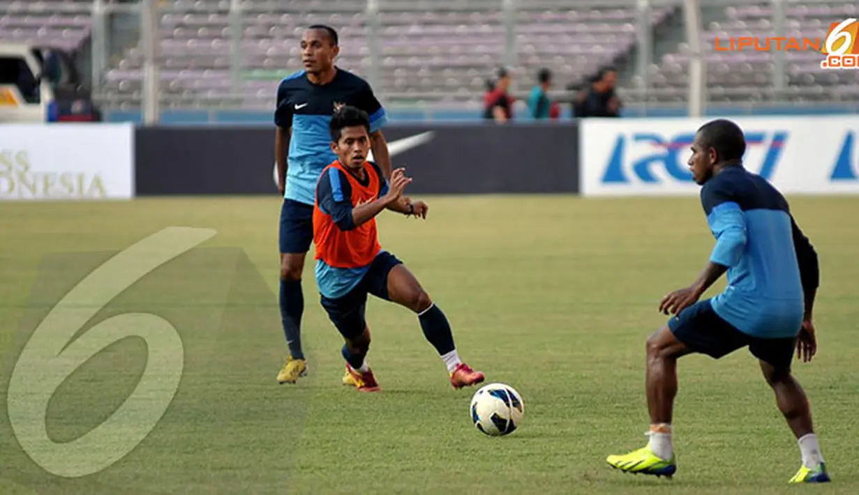 Andik Vermansyah berusaha mengejar dan merebut bola yang dikuasai Okto Maniani (Liputan6.com/Helmi Fithriansyah)