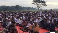 Ribuan Jamaah Muslimin Hizbullah Desa Gumelem Kulon Kecamatan Susukan Banjarnegara saat menggelar sholat Idul Fitri, Minggu (30/3/2025). (Foto: Istimewa)