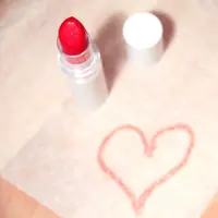 Bukan hanya bendera, makeup juga bisa dibuat dengan nuansa merah putih. (Sumber foto: pexels.com)