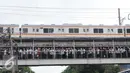 Peserta aksi 2 Desember memadati jembatan penyeberangan orang (JPO) di kawasan Pasar Baru, Jakarta, Jumat (2/12). Aksi berjalan lancar dan damai. (Liputan6.com/Helmi Afandi)