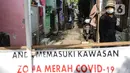 Warga beraktivitas di zona merah COVID-19 Kelurahan Petogogan RT 006 RW 003, Jakarta, Selasa (22/6/2021). Pemprov DKI menetapkan 10 RT sebagai zona merah yang tersebar di Jakarta Pusat satu RT, Jakarta Timur tiga RT, Jakarta Barat tiga RT dan Jakarta Selatan tiga RT. (Liputan6.com/Faizal Fanani)