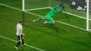 Kiper Ukraina, Andriy Pyatov gagal menghalau bola tendangan Bastian Schweinsteiger di kualifkasi grup C Piala Eropa 2016 di Stadion Stade Pierre-Mauroy, Perancis, (12/6). Jerman menang atas Ukraina dengan skor 2-0. (REUTERS/Benoit Tessier) 