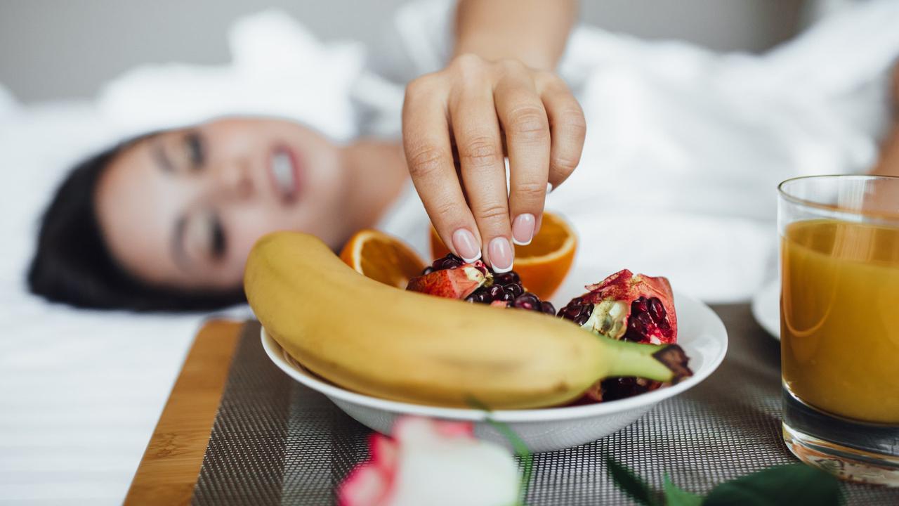 Ilustrasi Makan Buah untuk bantu Tidur