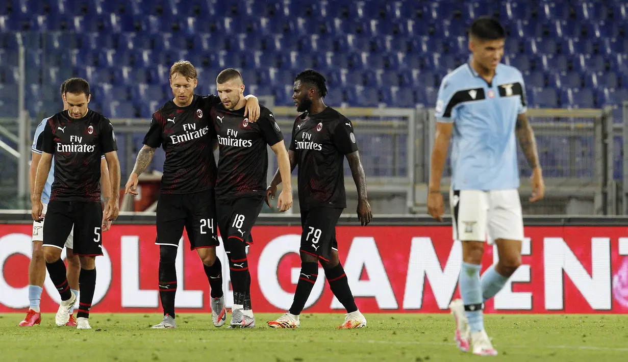 Pemain AC Milan Ante Rebic (ketiga kiri) merayakan bersama rekan-rekan setimnya setelah mencetak gol ke gawang Lazio pada pertandingan Serie A di Olympic Stadium, Roma, Italia, Sabtu (4/7/2020). AC Milan mengalahkan Lazio dengan skor 3-0. (AP Photo/Riccardo De Luca)