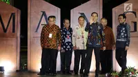 Presiden RI, Joko Widodo (keempat dari kiri) memberi salam saat meresmikan Simpang Susun Semanggi di Jakarta, Kamis (17/8). Bersama sejumlah menteri cabinet kerja, Presiden Jokowi meresmikan Simpang Susun Semanggi. (Liputan6.com/Helmi Fithriansyah)