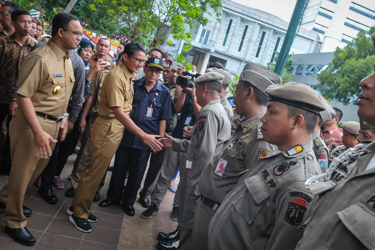 Hari Pertama Anies Baswedan dan Sandiaga Uno Berkantor di Balai Kota