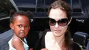 Di tengah proses cerainya bersama Brad Pitt, Angelina Jolie mendapat permintaan yang memilukan hati. Ibu kandung Zahara, anak yang diadopsinya di Eutopia mengajukan permohonan untuk bertemu dengan anaknya itu. (doc.dailymail.com)