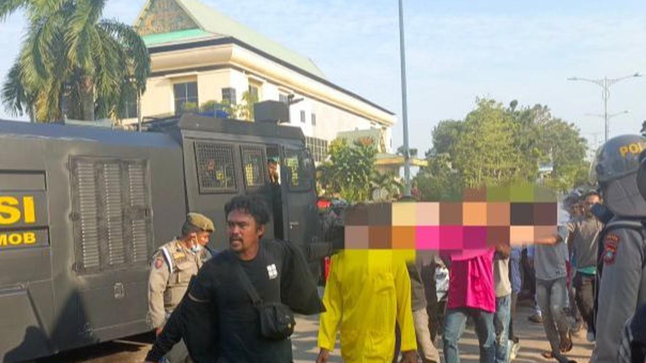 Para tersangka tersebut dikenakan pasal 170 KUHP ayat 1 karena secara bersama-sama menyerang atau melakukan kekerasan terhadap orang atau barang.<br>