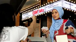 Seorang Cinemaholic saat melakukan registrasi di Blitz Megaplex, Jakarta, Sabtu (8/8/2015). Cinemaholic bersama Liputan6.com gelar nonton bareng Mision Impossible Rogue Nation (Liputan6.com/Helmi Afandi)