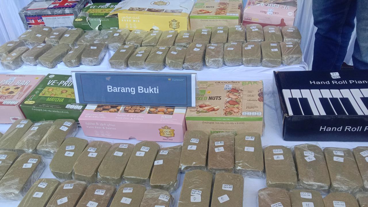 Bea Cukai Ngurah Rai dan Satresnarkoba Polres Kawasan Bandara I Gusti Ngurah Rai konferensi pers pengungkapan penyelundupan ganja dari Thailand di Kantor Bea Cukai Ngurah Rai, Bali, Jumat (7/8). (merdeka.com/Moh Kadafi).