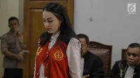 Aktris Jeniffer Dunn saat menjalani sidang perdana penyalahgunaan narkoba di PN Jakarta Selatan, Kamis (5/4). Penangkapan Jennifer Dunn tersebut berdasarkan pengembangan penangkapan tersangka kasus narkoba berinisial FS. (Liputan6.com/Faizal Fanani)