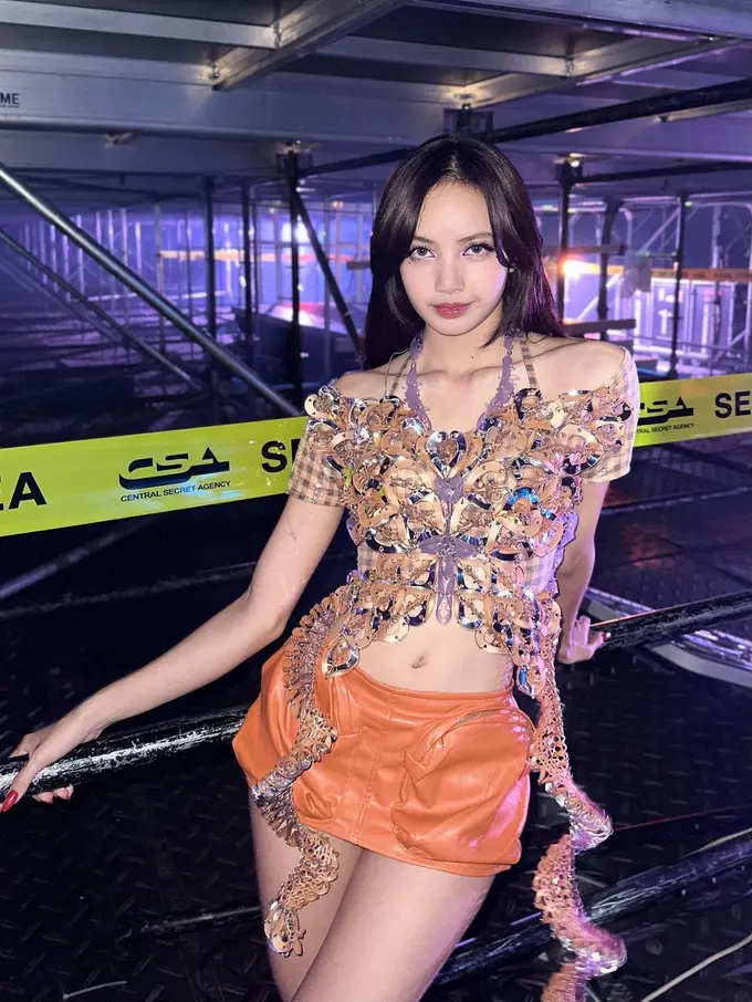 Potret busana Lisa Blackpink saat konser Born Pink Finale di Korea Selatan