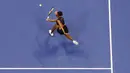 Petenis AS, Venus Williams, mengembalikan bola saat laga melawan petenis muda AS, Sloane Stephens, pada babak semifinal AS Terbuka di New York, Kamis (7/9/2017). Venus Williams kalah 1-6, 6-0, 5-7 dari Sloane Stephens. (AP/Julie Jacobson)