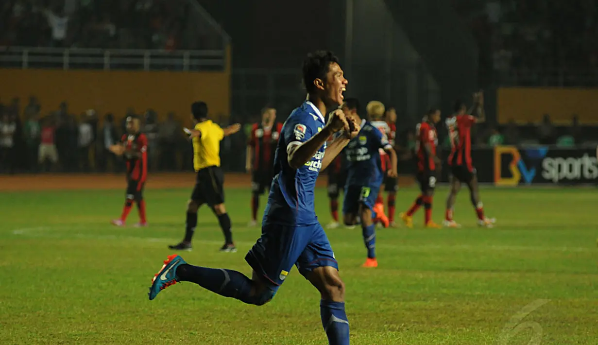 Pemain belakang Persib Bandung, Ahmad Jufriyanto berlari usai mencetak gol penentu kemenangan atas Persipura Jayapura dan menjadi kampiun ISL 2014 di Stadion Gelora Sriwijaya, Palembang, (7/11/2014). (Liputan6.com/Helmi Fithriansyah)