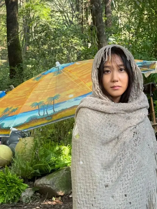 Dalam foto behind the scene, Park Eun Bin menutupi seluruh tubuhnya dengan kain lusuh. Dalam drama, kain itu dia pakai untuk menyelimuti tubuh saat tidur. (Foto: Instagram/ eunbining0904)