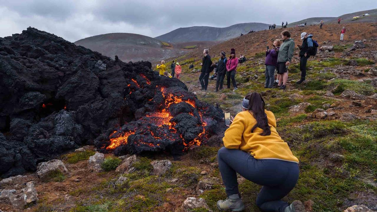 FOTO: Daya Tarik Mematikan, Wisatawan Berbondong Datangi Lokasi Letusan di Islandia