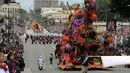 Suasana saat parade mawar ke 128 di Pasadena, California, AS (2/1). Kegiatan ini sudah bermula sejak Tahun Baru pada 1890. (AP Photo/Michael Owen Baker)