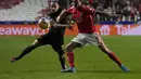 Gelandang Ajax, Antony (kiri) berebut bola dengan pemain Benfica, Darwin Nunez pada pertandingan leg pertama babak 16 Liga Champions di Stadion Da Luz, Lisbon, Kamis (24/2/2022). Benfica bermain imbang atas Ajax 1-1.  (AP Photo/Armando Franca)