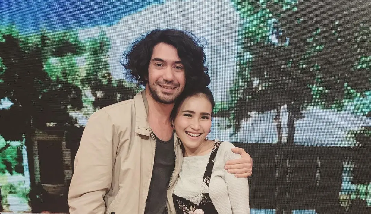 "Alhamdulillah seneng bgt akhirnya bisa ketemu idola, kesampean foto bareng udh dr hamil smp sekarang ini baru kesampean.....makasih a Reza yg baik, sukses selalu utk filmnya, pasti nonton!👍🏻😃" tulis Ayu Ting Ting. (Instagram/ayutingting92)