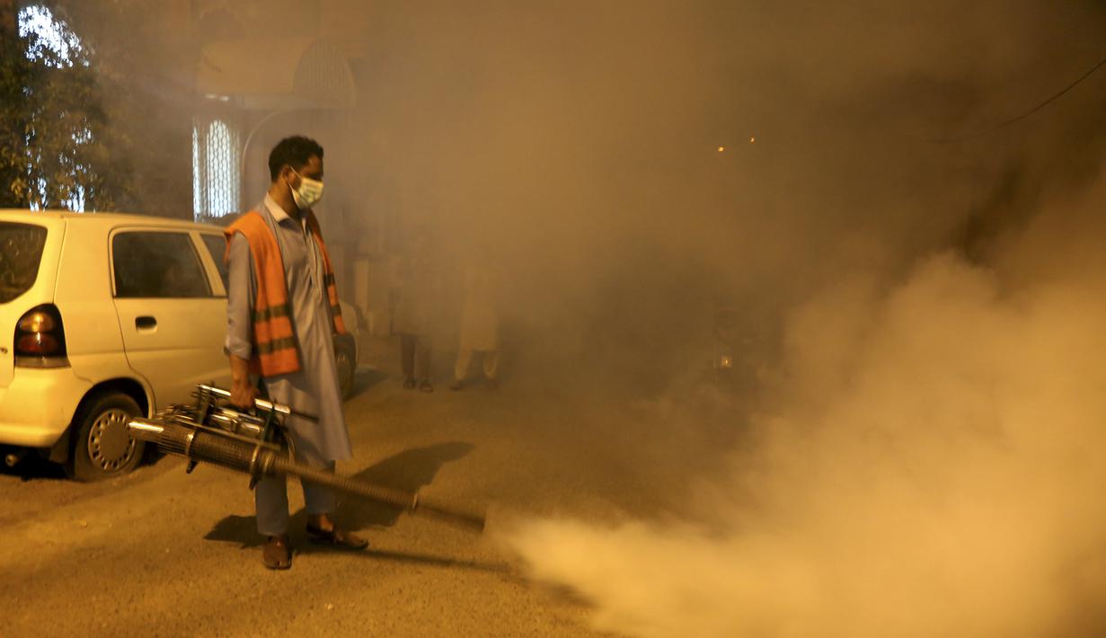 Petugas kesehatan Pakistan melakukan pengasapan untuk membunuh nyamuk dalam upaya mencegah wabah demam berdarah, di Peshawar, Pakistan, Jumat (23/9/2022). Pakistan telah mengerahkan ribuan dokter dan paramedis tambahan di provinsi yang paling parah dilanda banjir di negara itu untuk menahan penyebaran penyakit yang telah menewaskan lebih dari 300 orang di antara para korban banjir, kata para pejabat. (AP Photo/Muhammad Sajjad)