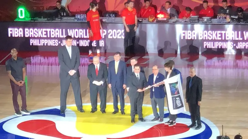 Kobe Bryant Serahkan Bendera Simbolis Piala Dunia Bola Basket 2023 ke Indonesia