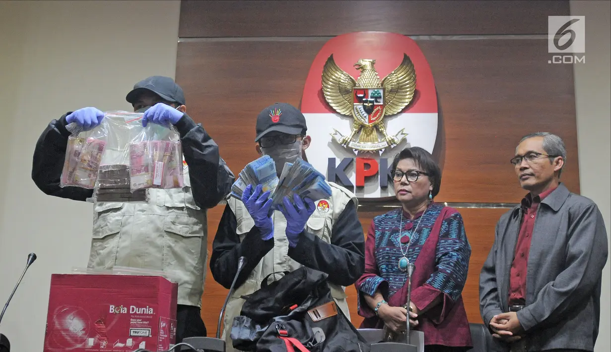 Penyidik KPK memperlihatkan uang hasil OTT Bupati Subang Imas Aryumningsih saat konferensi pers di Gedung KPK, Jakarta, Rabu (14/2). KPK menangkap Imas dengan barang bukti sebesar Rp 337 juta. (Liputan6.com/Herman Zakharia)