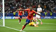 Gol pembuka kemenangan Spanyol dicetak Nico Williams (tengah) pada menit ke-47. (INA FASSBENDER/AFP)