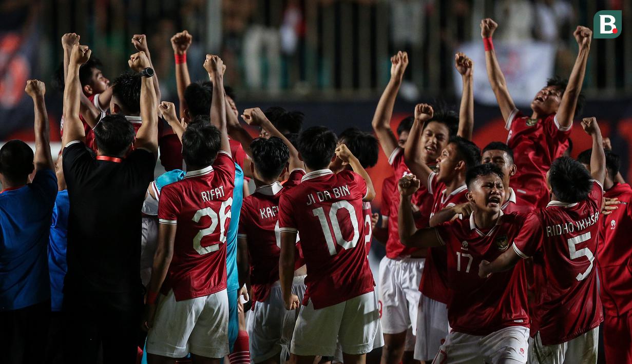 <p>Para pemain Timnas Indonesia U-16 merayakan kemenangan atas Myanmar U-16 lewat adu penalti dalam laga semifinal Piala AFF U-16 2022 antara Indonesia U-16 melawan Myanmar U-16 di Stadion Maguwoharjo, Sleman, Rabu (10/8/2022) malam WIB. (Bola.com/Bagaskara Lazuardi)</p>