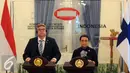 Menlu RI, Retno Marsudi (kanan) memberikan keterangan usai mengadakan pertemuan dengan Menlu Finlandia, Timo Soini di Jakarta, Senin (2/11/2015). Pertemuan membahas rencana kedatangan Presiden Finlandia ke Indonesia. (Liputan6.com/Helmi Fithriansyah)