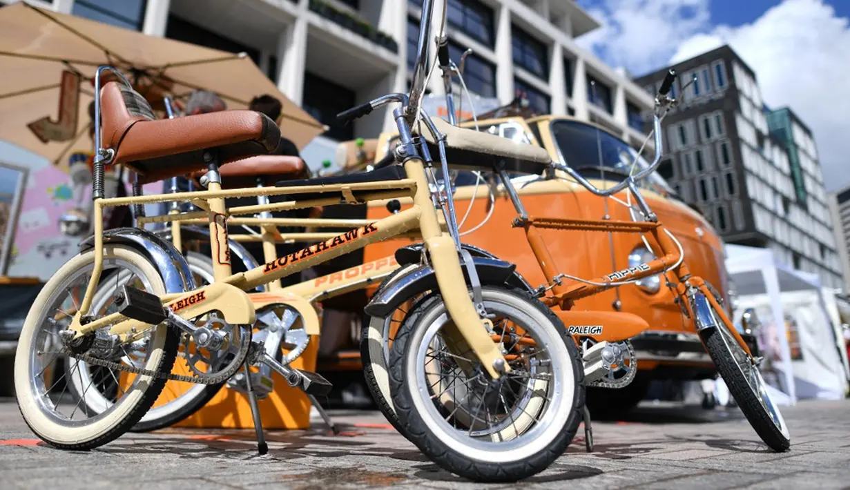 Sepeda antik terlihat di Classic Car Boot Sale, London, Inggris, 7 Agustus 2021. Pedagang barang antik, pecinta preloved fashion, kendaraan klasik, dan jajanan kaki lima berkumpul dalam Classic Car Boot Sale di London. (JUSTIN TALLIS/AFP)