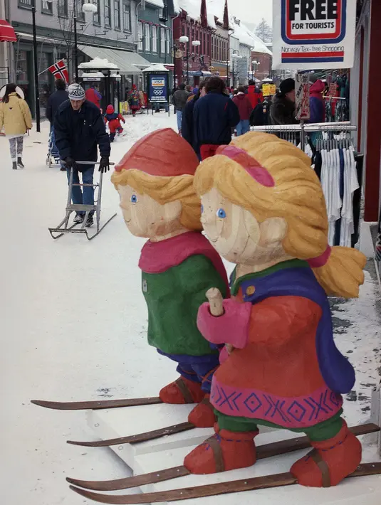 Maskot kayu Olimpiade Musim Dingin mengawasi salah satu jalan perbelanjaan utama pada 8 Februari 1994, di Lillehammer, Norwegia. (Foto AP/Michel Euler)