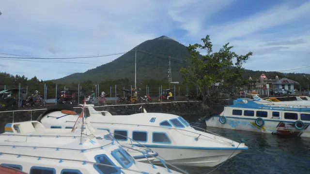 Gunung Jailolo dari pelabuhan