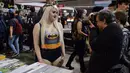Seorang fotografer mengambil foto wanita berkostum Batman di festival yang berlangsung dari 13-15 Juni di Arena pameran Sydney, Minggu (15/6/14). (AFP PHOTO/Peter Parks)