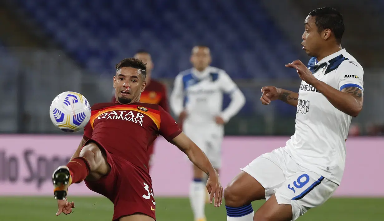 Penyerang AS Roma, Carles Perez mengontrol bola dari kawalan penyerang AS Roma, Luis Muriel pada pertandingan lanjutan Liga Serie A Italia di Stadion Olimpiade Roma, Italia, Jumat (23/4/2021). Dengan hasil ini, Roma masih tercecer di peringkat 7 dengan 55 poin. (AP Photo/Alessandra Tarantino)