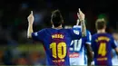 Penyerang Barcelona, Lionel Messi merayakan golnya saat melawan Espanyol dalam pertandingan Liga Spanyol di stadion Camp Nou, Barcelona (9/9). Dalam pertandingan itu Messi berhasil menyumbang tiga gol untuk kemenangan Barcelona. (AP Photo/Manu Fernandez)
